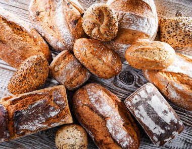 Ahşap masada çeşitli fırın ürünleriyle kompozisyon.