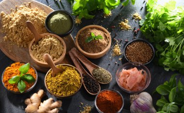 Baharat ve bitkilerin karışımı..