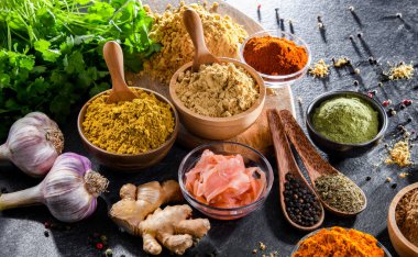 Baharat ve bitkilerin karışımı..