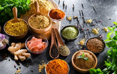 Baharat ve bitkilerin karışımı..