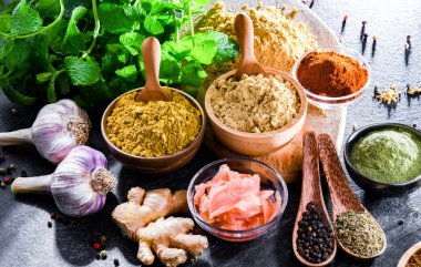 Baharat ve bitkilerin karışımı..