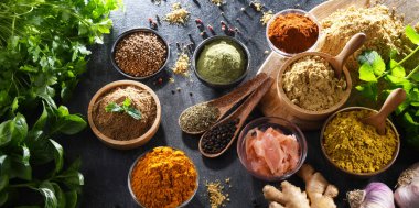 Baharat ve bitkilerin karışımı..