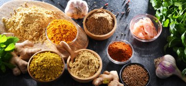 Baharat ve bitkilerin karışımı..