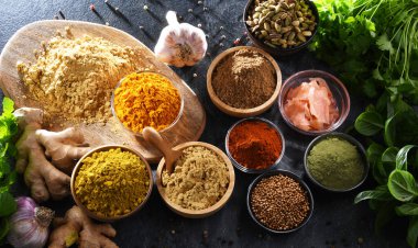 Baharat ve bitkilerin karışımı..