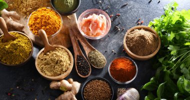 Baharat ve bitkilerin karışımı..