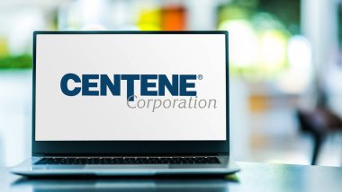 POZNAN, POL - 23 Ocak 2024: St. Louis, Missouri merkezli bir kamu hizmeti şirketi olan Centene Corporation 'ın logosunu gösteren dizüstü bilgisayar