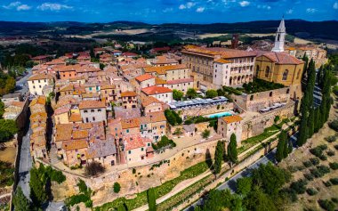 İtalya 'nın Val d' Orcia bölgesinin tarihi bölgesinde, Toskana 'nın Siena eyaletine bağlı bir kasaba. UNESCO Dünya Mirası Otur