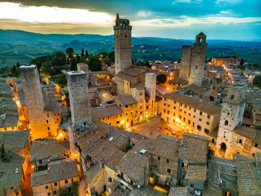San Gimignano 'nun havadan görünüşü, Siena, Tuscany, Ital bölgesindeki bir ortaçağ tepe kasabası.