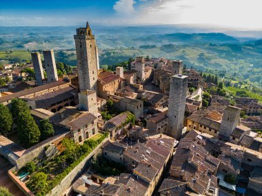 San Gimignano 'nun havadan görünüşü, Siena, Tuscany, Ital bölgesindeki bir ortaçağ tepe kasabası.