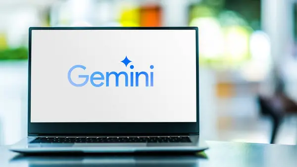 Poznan Pol Feb 2024 Ноутбук Компьютер Логотипом Gemini Генеративный Искусственный — стоковое фото