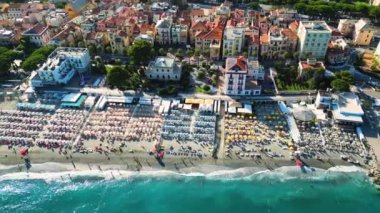İtalya 'nın Savona eyaletindeki İtalyan Rivierası üzerinde Noli' nin hava manzarası