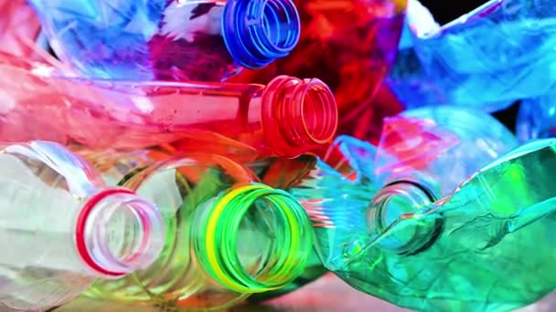 空的彩色碳酸饮料瓶 塑料废物 — 图库视频影像