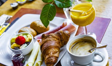 Kahve, portakal suyu ve kruvasan kahvaltı servis.