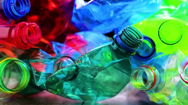 Leere Farbige Kohlensäurehaltige Getränkeflaschen Plastikmüll — Stockvideo