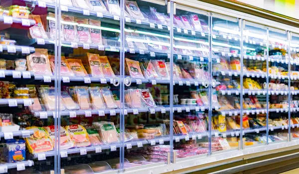 Leuven Bélgica Ago 2022 Productos Alimenticios Exhibidos Refrigerador Comercial Supermercado — Foto de Stock