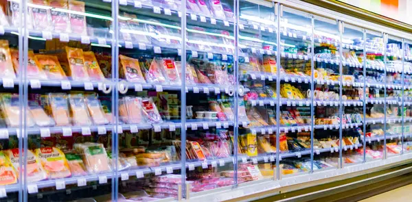 Leuven Belgio Agosto 2022 Prodotti Alimentari Esposti Frigorifero Commerciale Supermercato — Foto Stock