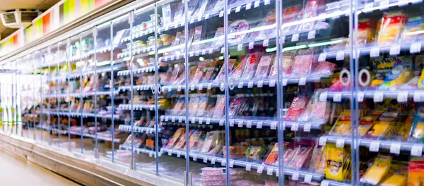 Leuven Belgio Agosto 2022 Prodotti Alimentari Esposti Frigorifero Commerciale Supermercato — Foto Stock