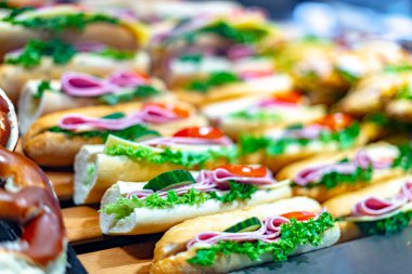 Fast food restoranında taze hazırlanmış sandviçler satılıyor..