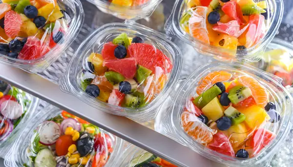 装有预先包装好的水果沙拉的塑料盒 在商业冰箱中出售 — 图库照片