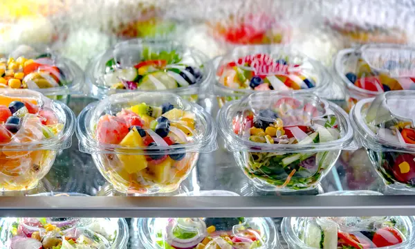 Plastlådor Med Färdigförpackade Frukt Och Grönsakssallader Förpackade För Försäljning Kylskåp — Stockfoto