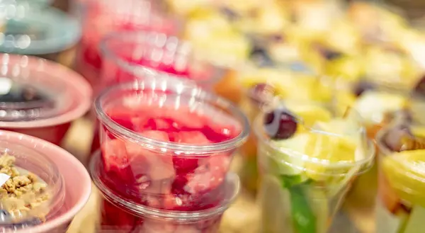 Ensaladas Frutas Pre Empaquetadas Exhibidas Refrigerador Comercial —  Fotos de Stock