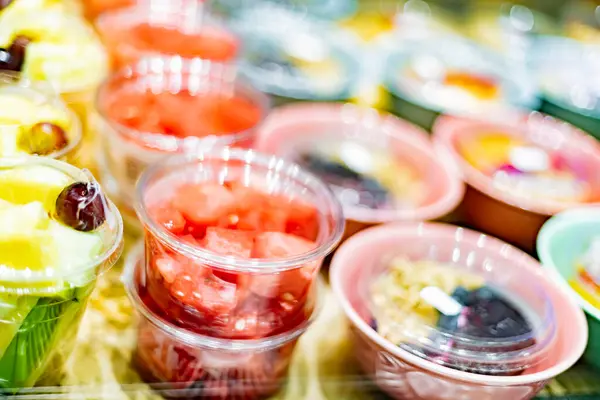 Önceden Paketlenmiş Meyve Salataları Ticari Bir Buzdolabında Sergileniyor — Stok fotoğraf