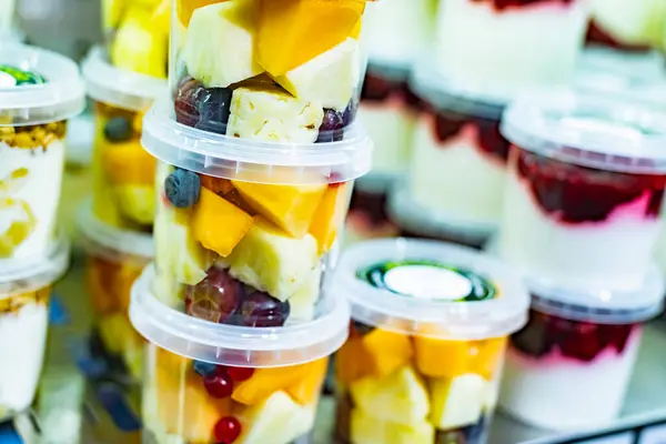预先包装好的水果沙拉陈列在商业冰箱里 — 图库照片
