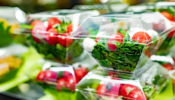 Salades Légumes Préemballées Exposées Dans Réfrigérateur Commercial — Photo