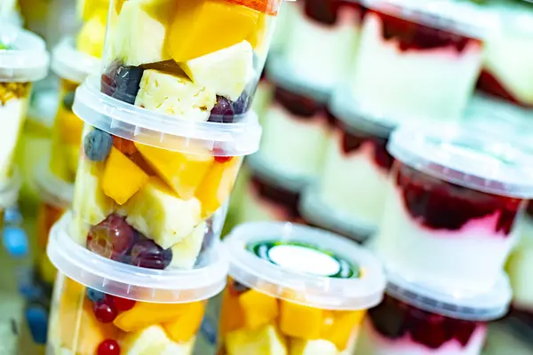 Voorverpakte Fruitsalades Een Commerciële Koelkast — Stockfoto