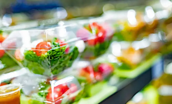 Ticari Bir Buzdolabında Hazır Sebze Salatası Sergileniyor — Stok fotoğraf