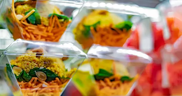 Önceden Paketlenmiş Ticari Bir Buzdolabında Sergilenen Yemekleri Yemeye Hazır — Stok fotoğraf