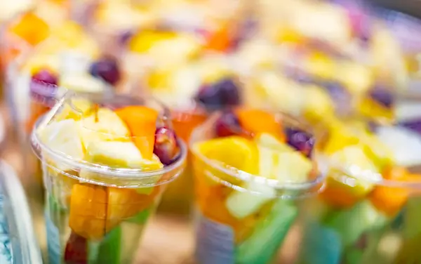 Ensaladas Frutas Pre Empaquetadas Exhibidas Refrigerador Comercial —  Fotos de Stock