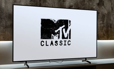 POZNAN, POL - MAR 01, 2024: Paramount Media Networks 'e ait bir Amerikan ücretli televizyon kanalı olan MTV Classic' in logosunu gösteren düz ekran televizyon seti