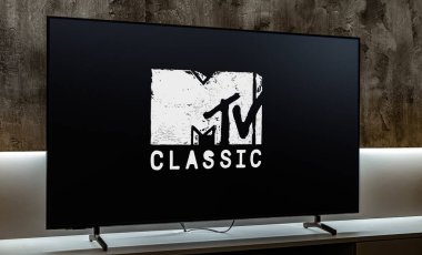 POZNAN, POL - MAR 01, 2024: Paramount Media Networks 'e ait bir Amerikan ücretli televizyon kanalı olan MTV Classic' in logosunu gösteren düz ekran televizyon seti