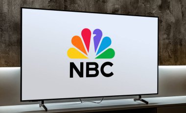 POZNAN, POL - MAR 01, 2024: NBCUniversal 'e ait bir sancak gemisi özelliği olan Amerikan İngilizce ticari radyo ve televizyon ağı NBC' nin logosunu gösteren düz ekran televizyon seti