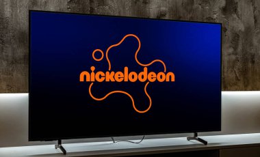 POZNAN, POL - MAR 01, 2024: Amerikan ücretli televizyon kanalı Nickelodeon 'un logosunu gösteren düz ekran TV
