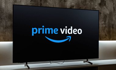 POZNAN, POL - MAR 01, 2024: Prime Video 'nun düz ekran TV seti, Amazon' un üst düzey yayın ve kiralama hizmeti üzerine abonelik videosu