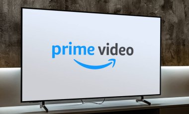 POZNAN, POL - MAR 01, 2024: Prime Video 'nun düz ekran TV seti, Amazon' un üst düzey yayın ve kiralama hizmeti üzerine abonelik videosu