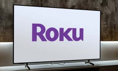 POZNAN, POL - MAR 01, 2024: Roku 'nun düz ekran TV seti, akıllı TV işletim sistemleri, akıllı TV' ler, yayın cihazları ve Roku, Inc.