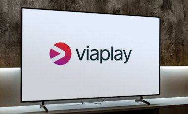 POZNAN, POL - MAR 01, 2024: Viaplay 'in logosunu gösteren düz ekran televizyon Viaplay Grubu' nun sahibi olduğu İsveçli video yayınlama servisidir.