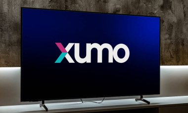 POZNAN, POL - MAR 01, 2024: Xumo, LLC, bir Amerikan internet televizyonu ve tüketici elektroniği şirketinin logosunu gösteren düz ekran televizyon.