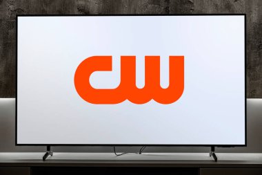 POZNAN, POL - MAR 01, 2024: The CW Television Network 'ün logosunu gösteren düz ekran TV seti, The CW Network, LLC tarafından işletilen İngilizce yayın yapan bir televizyon ağı.