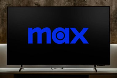 POZNAN, POL - MAR 01, 2024: Max 'in düz ekran TV seti, üst düzey talep üzerine abonelik videosu