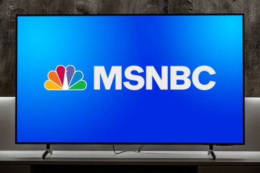 POZNAN, POL - MAR 01, 2024: MSNBC 'nin logosunu gösteren düz ekran TV seti, New York merkezli Amerikan haber tabanlı bir televizyon kanalı.