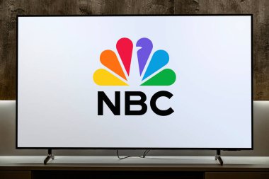 POZNAN, POL - MAR 01, 2024: NBCUniversal 'e ait bir sancak gemisi özelliği olan Amerikan İngilizce ticari radyo ve televizyon ağı NBC' nin logosunu gösteren düz ekran televizyon seti