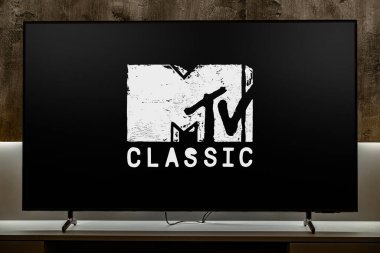 POZNAN, POL - MAR 01, 2024: Paramount Media Networks 'e ait bir Amerikan ücretli televizyon kanalı olan MTV Classic' in logosunu gösteren düz ekran televizyon seti