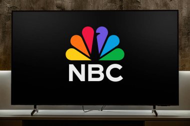 POZNAN, POL - MAR 01, 2024: NBCUniversal 'e ait bir sancak gemisi özelliği olan Amerikan İngilizce ticari radyo ve televizyon ağı NBC' nin logosunu gösteren düz ekran televizyon seti