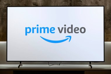 POZNAN, POL - MAR 01, 2024: Prime Video 'nun düz ekran TV seti, Amazon' un üst düzey yayın ve kiralama hizmeti üzerine abonelik videosu