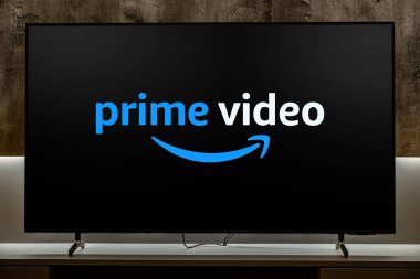 POZNAN, POL - MAR 01, 2024: Prime Video 'nun düz ekran TV seti, Amazon' un üst düzey yayın ve kiralama hizmeti üzerine abonelik videosu
