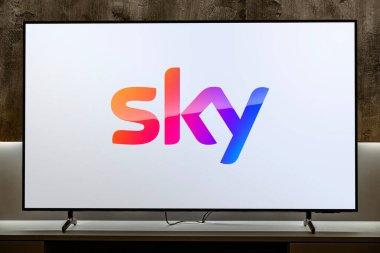 POZNAN, POL - MAR 01, 2024: Televizyon ve geniş bant internet hizmetleri sağlayan bir İngiliz yayın kuruluşu ve telekomünikasyon şirketi olan Sky 'ın logosunu gösteren düz ekran televizyon seti